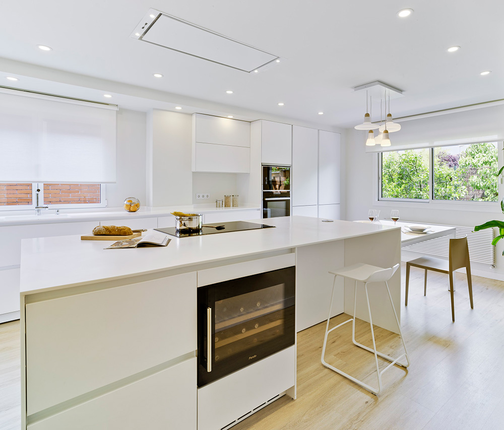 Cocina moderna blanca con isla