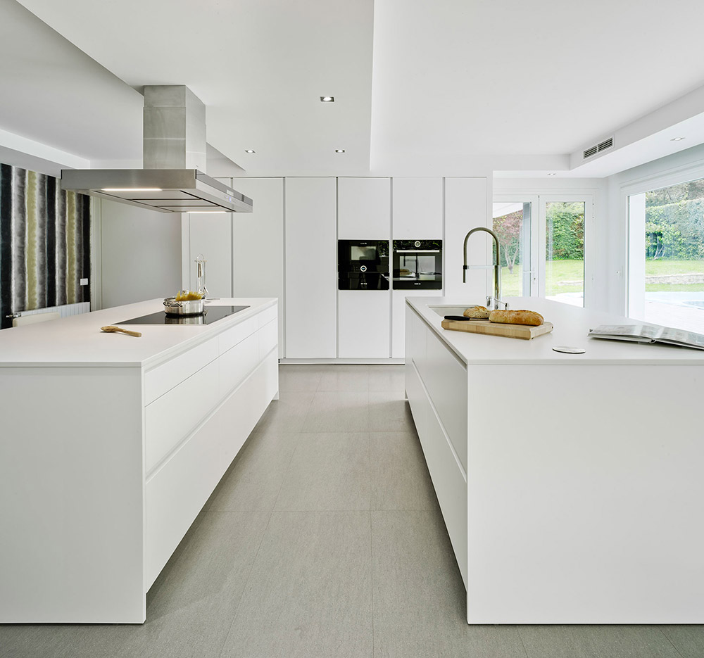 Cocina blanca moderna suelo gris