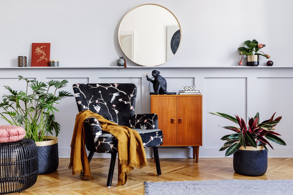 Sala de estar gris con mobiliario y suelo en madera y plantas verdes